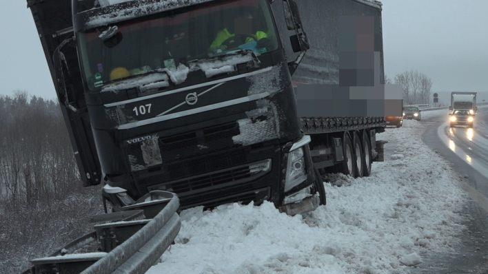 Auf der A9 bei Hof blieben immer wieder Laster stecken oder stellten sich kurzzeitig quer. Zwischen Berg und Rudolphstein (Lkr. Hof) verlor ein Fahrer die Kontrolle über seinen 40-Tonner und rutschte geradeaus voran in die Leitplanke.