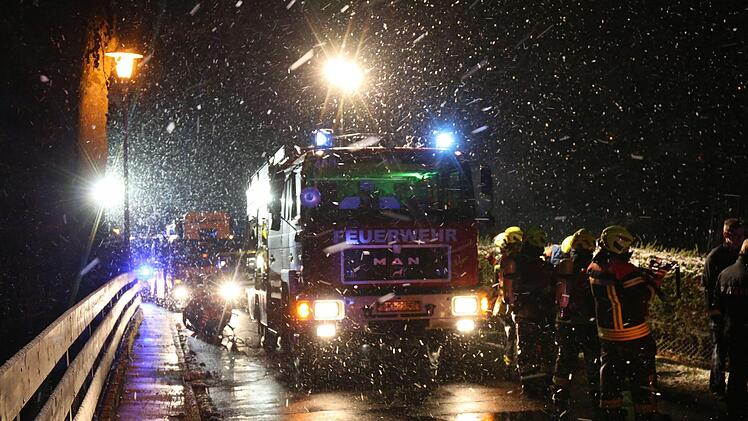 Die Feuerwehr rückte zum Löschen des Zimmerbrandes in Naila an.Foto: NEWS5/Fricke