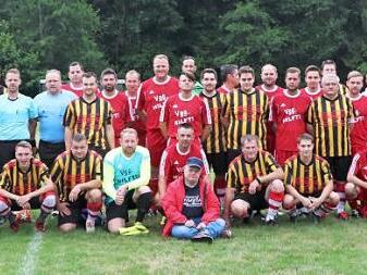 uf der Sportanlage "Am roten Felsen" des SV Knellendorf trafen sich die Fußballer der FC-Bayern-München-Fan-Club-Vereinigung Oberfranken und der Freiwilligen Feuerwehr Kronach zu einem Benefizspiel, dessen Erlös für die Lebenshilfe Kronach gespendet wurde.