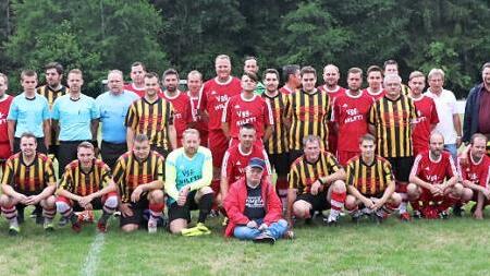 uf der Sportanlage "Am roten Felsen" des SV Knellendorf trafen sich die Fußballer der FC-Bayern-München-Fan-Club-Vereinigung Oberfranken und der Freiwilligen Feuerwehr Kronach zu einem Benefizspiel, dessen Erlös für die Lebenshilfe Kronach gespendet wurde.