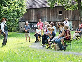 Theater einmal als Spaziergang: Markus Veith (links) rezitierte eigene und Texte von Wilhelm Busch.