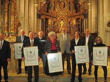 Acht Kulturschaffenden verlieh Landrat Thomas Bold (links) den Kultur- Ehrenbrief des Landkreises (vorne, von links) Hans Dietrich Unger, Hildegard Schütze, Stefan Ammersbach und Mia Hochrein. Der fünfte Preisträger, die Sammlergruppe Mainfränkisches Trias, besteht heute aus (hinten, von links) Bernd Neubig, Jürgen Sell, Horst Mahler und Michael Henz.                         Foto: Winfried Ehling