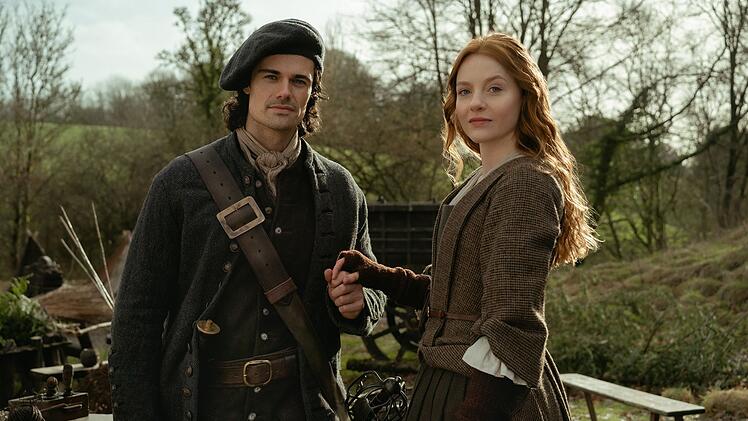 "Outlander: Blood Of My Blood" überzeugt nicht zuletzt beim Casting: Brian Fraser (Jamie Roy) und Ellen MacKenzie (Harriet Slater) sehen ihrem in der originalen "Outlander"-Serie auftretenden Sohn Jamie erstaunlich ähnlich.