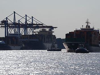 Containerschiff in Hafen