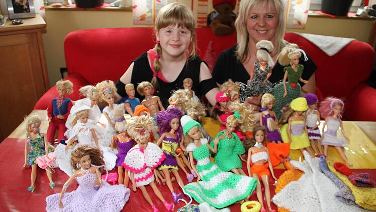 Heike Meier und Tochter Jule mit den Kleidern, die ihnen Oma Sieglinde Härtel häkelte. Die meisten davon sind während der Pfingstferien entstanden.