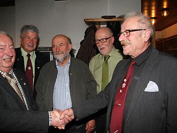 Der Vorsitzende Elmar Gahn und der NaturFreunde-Bezirksvorsitzende Peter Adamowski 8Zweiter von rechts) gratulieren den Sechzigern: Alfred Goller, Rainer Pajonk und Berthold Goldmann Foto: Sonja Adam