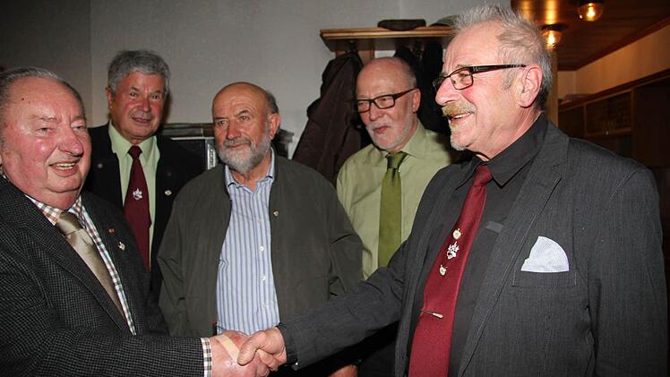 Der Vorsitzende Elmar Gahn und der NaturFreunde-Bezirksvorsitzende Peter Adamowski 8Zweiter von rechts) gratulieren den Sechzigern: Alfred Goller, Rainer Pajonk und Berthold Goldmann Foto: Sonja Adam