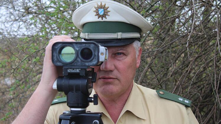 Günther Thaler von der Höchstadter Polizei misst mit der Laserpistole. Foto: Andreas Dorsch