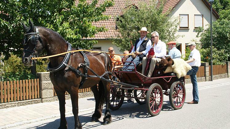 Dorfschmied Hermann Müller kutschierte die Jurymitglieder, die die Einbettung des Ortes in die Landschaft beurteilen sollten. Foto: Sabine Weinbeer