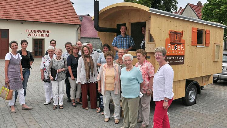 Demnächst wird Pastoralreferent Volker Krieger aus Knetzgau (hinten, Mitte) mit seiner Pilger-Kirche unterwegs zu den Menschen der Pfarreiengemeinschaft Knetzgau sein. In Westheim nutzten viele Besucher des ökumenischen Abendsegens die Gelegenheit, die Pilger-Kirche zu besuchen.