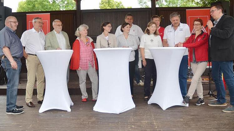 Ein Höhepunkt der Jubiläumsfeier war die Talk-Runde unter Leitung von Moderator Thomas Apfel, Radio 1 (rechts). Mit im Bild Jürgen Apfel, 1. Bevollmächtigter (2. v. l.), Werner Bauer, ehemaliger 1. Bevollmächtigter (3.v.l.) und Hardy Müller, 2. Bevollmächtigter (links) sowie Betriebsräte und Gewerkschaftsfunktionäre.  Foto: Karl-Heinz Hofmann