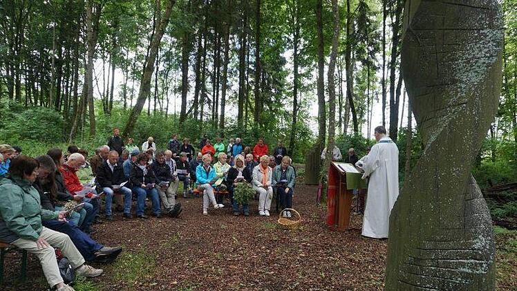 Jede Person ist unverwechselbar und einmalig, das stellte Diakon Wolfgang Dömling bei einem Experiment in dem Wortgottesdienst anlässlich zehn Jahre Franziskusweg unter Beweis. Foto: Marion Eckert