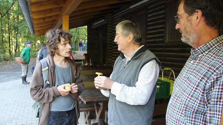 Vom regen Interesse überwältigt waren Harald Amon vom Bund Naturschutz (rechts) und Herbert Stang.Foto: Ralf Kestel