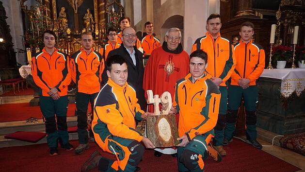 Zum 49. Mal feierten die Wald- und Forstleute den Sebastianstag auf dem Kreuzberg. Das Bild zeigt die Auszubildenden der Forstbetriebe Bad Brückenau, Bad Königshofen und Heigenbrücken mit Organisator Gotthard Schwender und Pater Martin. Foto: Marion Eckert