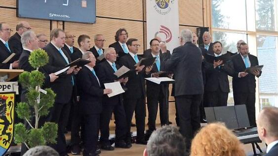 Der Männerchor "Frohsinn" Steinbach an der Haide unter Leitung von Klaus Methfessel Foto: K.-H. Hofmann