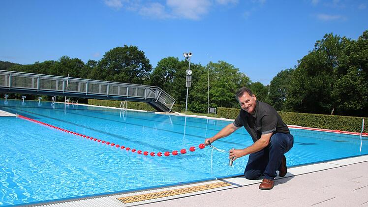 Betriebsleiter Edgar Beck bereitet das Becken vor. Foto Ralf Ruppert