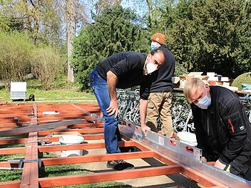 Der Aufbau für die Sommerfestspiele des Landewstheaters Coburg im Hofgarten haben begonnen: Die Bühnenmeister Mathias Stöcklein (Mitte) und Norman Heyn (vorne rechts) vermessen den Aufbau der Holzrahmenbauteile, die später die Szenenfläche tragen sollen.Foto: Jochen Berger