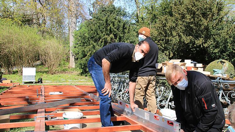 Der Aufbau für die Sommerfestspiele des Landewstheaters Coburg im Hofgarten haben begonnen: Die Bühnenmeister Mathias Stöcklein (Mitte) und Norman Heyn (vorne rechts) vermessen den Aufbau der Holzrahmenbauteile, die später die Szenenfläche tragen sollen.Foto: Jochen Berger