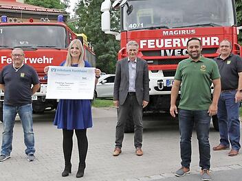 FFW-Vorsitzender Joachim Bauer (rechts) und Kommandant Wolfgang Mönius (links) mit dem Geschäftsführer der Brauerei Rittmayer Simon Friedrich (2.v.r), Uwe Buchner von der LVM Versicherungsagentur (Bildmitte) und die stellvertretende Leiterin der Volksbank-Geschäftsstelle in Hallerndorf, Verena Wohlhöfner