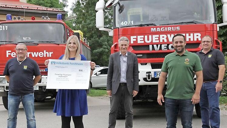 FFW-Vorsitzender Joachim Bauer (rechts) und Kommandant Wolfgang Mönius (links) mit dem Geschäftsführer der Brauerei Rittmayer Simon Friedrich (2.v.r), Uwe Buchner von der LVM Versicherungsagentur (Bildmitte) und die stellvertretende Leiterin der Volksbank-Geschäftsstelle in Hallerndorf, Verena Wohlhöfner
