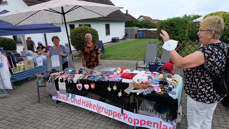Die Damen der Strickgruppe Poppenlauer betrieben einen Stand, um neue Wolle für die Rumänienhilfe kaufen zu können.