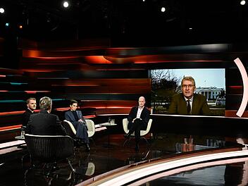 US-Experte Elmar Theve&szlig;en (rechts) war ins "Markus Lanz"-Studio zugeschaltet.