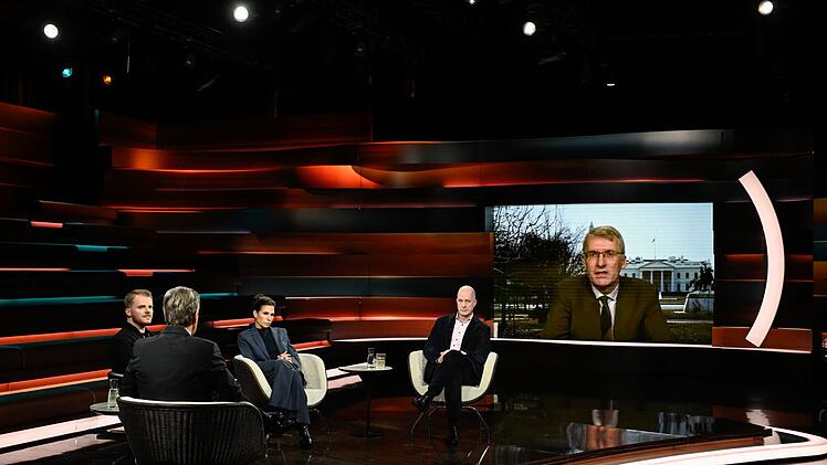 US-Experte Elmar Theve&szlig;en (rechts) war ins "Markus Lanz"-Studio zugeschaltet.