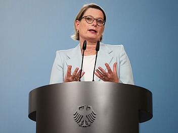 Bundesministerin Hubig gibt ein Pressestatement