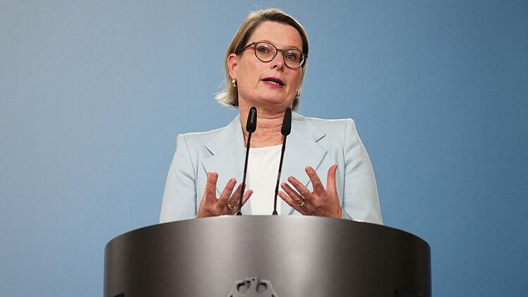 Bundesministerin Hubig gibt ein Pressestatement