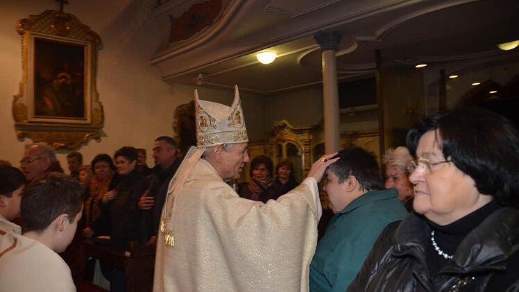 Beim Auszug legte der Erzbischof als Ausdruck des Segens Gottes den Gläubigen die Hand auf. Fotos: K.-H. Hofmann