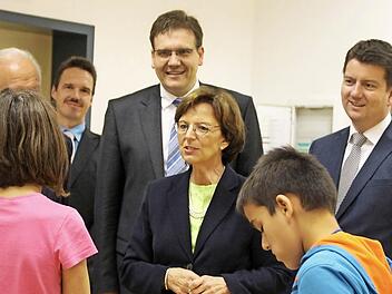Staatsministerin Emilia Müller (Mitte) und Landtagsabgeordneter Sandro Kirchner (rechts) besuchen eine Jugendgruppe im Heiligenhof. Geschäftsführer Steffen Hörtler (hinter Müller) führt durch die Einrichtung. Fotos: benedikt Borst