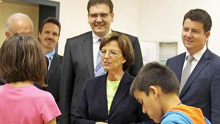 Staatsministerin Emilia Müller (Mitte) und Landtagsabgeordneter Sandro Kirchner (rechts) besuchen eine Jugendgruppe im Heiligenhof. Geschäftsführer Steffen Hörtler (hinter Müller) führt durch die Einrichtung. Fotos: benedikt Borst