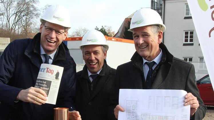 Als einzige Tageszeitung wurde der Fränkische Tag in die Kartusche bei der Grundsteinlegung geschoben. Bürgermeister German Hacker (v.l.), Landrat Alexander Tritthart und den Geschäftsführer der Bayern Care, Robert Wießner freute dies.  Foto: Michael Busch