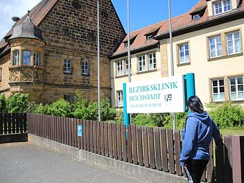 Eine ehemalige Kräuter-Abhängige nimmt seit einem halben Jahr an der neuen Therapie der Bezirksklinik Hochstadt teil.  Foto: Jutta Rudel
