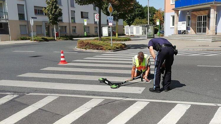 Ein 13-jähriges Mädchen wurde am Montag in Fürth von einem Auto schwer verletzt. Foto: Küntzel