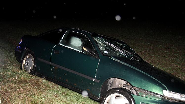 Zwei Autos landeten nach einem Zusammenstoß im Graben.    Foto: Richard Sänger
