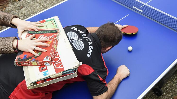 Der Tischtennis-Spieler der TSSV Fürth am Berg hat in dieser Situation nicht mehr viele Handlungsmöglichkeiten. Foto: Hagen Lehmann