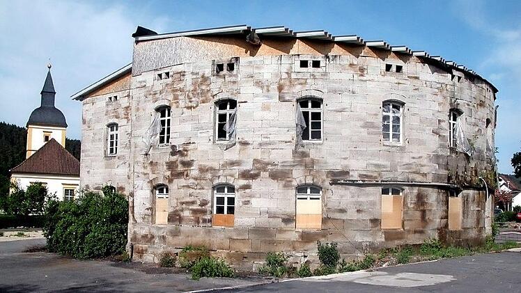 Stein des Anstoßes in Hassenberg ist das ortsbildprägende, vernachlässigte Schloss. Das Archivbild zeigt den Bau im Jahr 2007 nach dem Brand. Bis heute ist das früher als Teil des Frauengefängnisses genutzte Bauwerk neben der Schlosskirche dem Verfall preisgegeben.  Foto: Klaus Oelzner