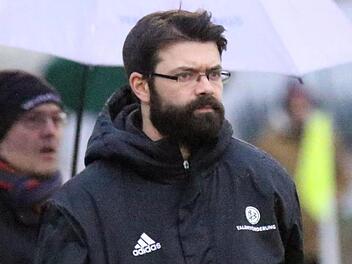 Angespannt, nachdenklich, unzufrieden - sicher von allem ein wenig. Aber insgesamt ist Lars Scheler mit dem bisherigen Verlauf seiner ersten Landesliga-Saison als Trainer des FC Coburg einverstanden. Bei momentan fünf Punkten Vorsprung auf den Relegationsplatz ist die Basis für das primäre Saisonziel, nämlich den Klassenerhalt, geschaffen. Foto: Timo Geldner