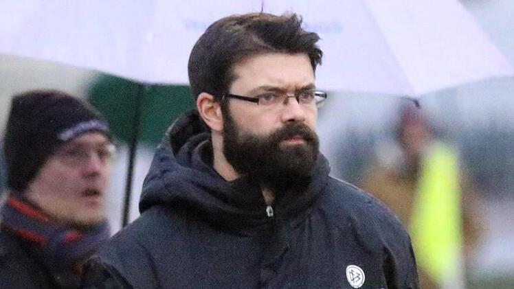 Angespannt, nachdenklich, unzufrieden - sicher von allem ein wenig. Aber insgesamt ist Lars Scheler mit dem bisherigen Verlauf seiner ersten Landesliga-Saison als Trainer des FC Coburg einverstanden. Bei momentan fünf Punkten Vorsprung auf den Relegationsplatz ist die Basis für das primäre Saisonziel, nämlich den Klassenerhalt, geschaffen. Foto: Timo Geldner