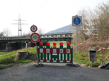 Radfahrer, die aus Richtung Untersteinach kommen, werden unterhalb der Berliner Brücke ausgebremst: Ein Teilstück des Flutmuldendamms ist nicht befahrbar.Foto: Katrin Geyer