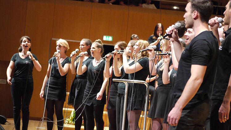 Die Musicalcompany gab mit "Morgen schon" aus "Les Miserables" einen Vorgeschmack auf den gemeinsamen Auftritt am 2. November in Erlangen.                                              Foto: Mike Wuttke