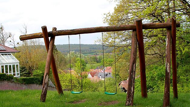 Ein Blick auf die Schaukel des Spielplatzes am "Obstberg" verdeutlicht, dass das Holz schon deutliche Altersspuren aufweist. Foto: G&uuml;nther Geiling