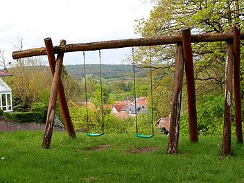 Ein Blick auf die Schaukel des Spielplatzes am "Obstberg" verdeutlicht, dass das Holz schon deutliche Altersspuren aufweist. Foto: Günther Geiling