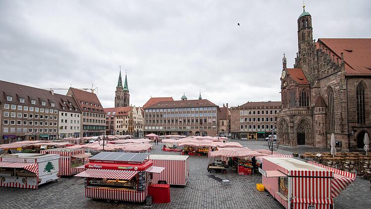 Der Hauptmarkt mit den Marktständen und der Frauenkirche am ersten Tag der Ausgangsbeschränkung.