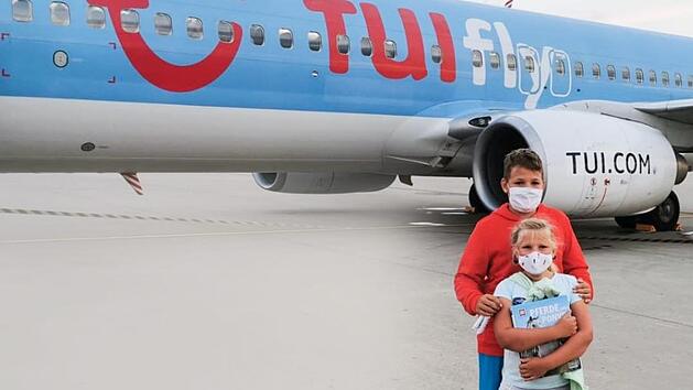 Philipp (12) und Sarah (8) vor dem Flieger am Nürnberger Flughafen - ihre Mutter wartet noch immer auf ihr Coronatest-Ergebnis.  Foto: privat