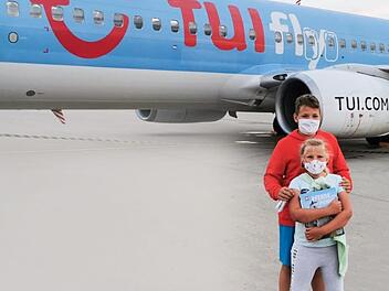 Philipp (12) und Sarah (8) vor dem Flieger am Nürnberger Flughafen - ihre Mutter wartet noch immer auf ihr Coronatest-Ergebnis.  Foto: privat