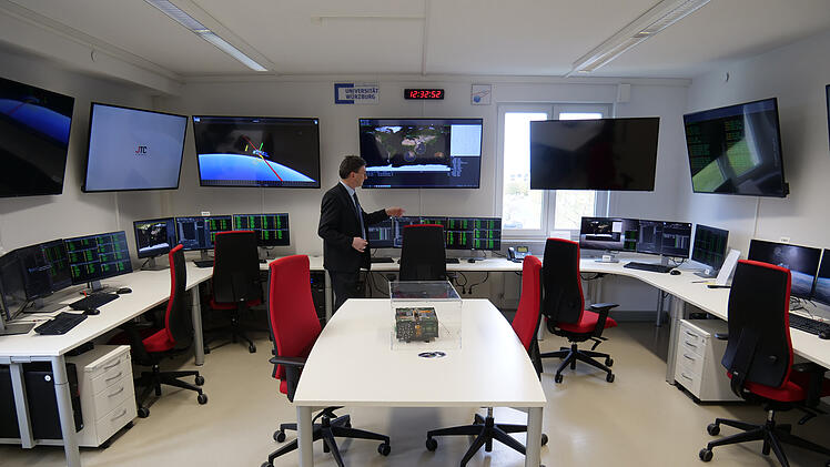 Würzburg: Nanosatellit testet KI-Technologien im Orbit - Kontrollzentrum auf Uni-Campus