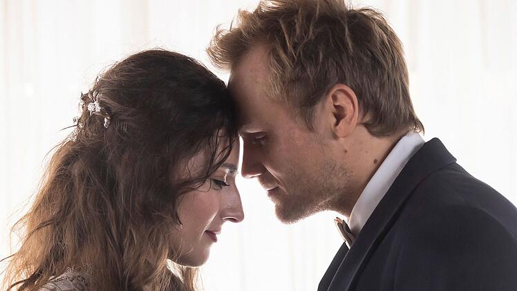 Eigentlich sind Mely (Seyneb Saleh) und Paul (Anton Spieker) für jemand ganz anderen bestimmt. Doch was, wenn das Schicksal einen anderen Plan hat - und die beiden genau deshalb zueinander führt?