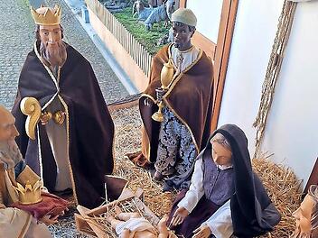 Die Weihnachtskrippe im Rathausinnenhof in Ebern freut sich auf zahlreiche Besucher.